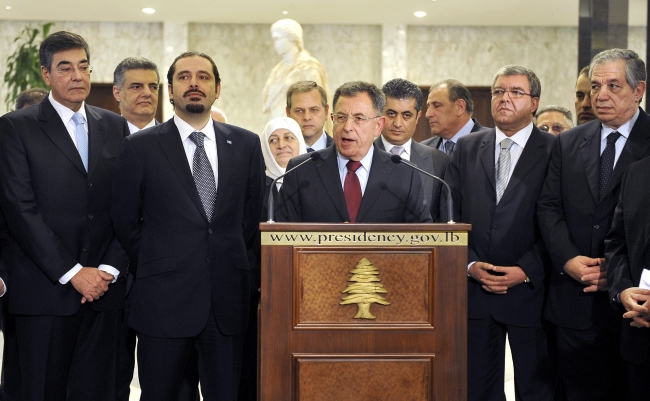 Saad Hariri (soldan ikinci), 2005'ten sonra hükümet başkanlığı için babasına yakınlığıyla bilinen Fuad Senyura'yı (ortada) aday gösterdi. Fotoğraf: AA 